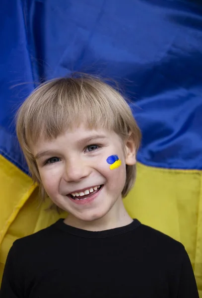 Retrato Menino Sorridente Feliz Contra Fundo Bandeira Ucraniana Amarelo Azul — Fotografia de Stock