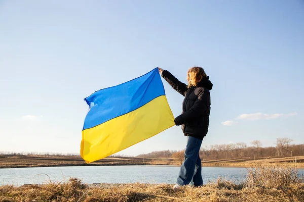 Український Жовто Синій Прапор Проти Неба Руках Молодої Жінки Національний — стокове фото