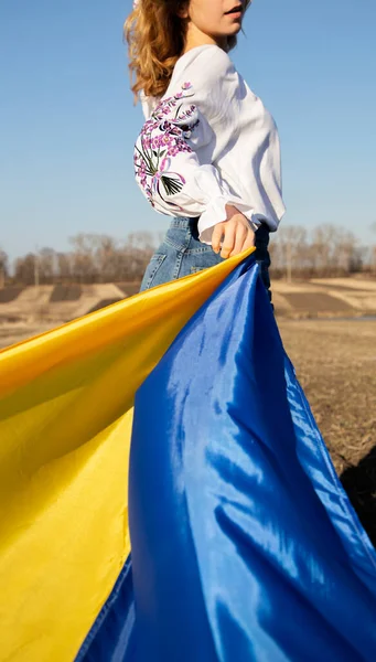 Onherkenbare Vrouw Met Traditioneel Geborduurd Shirt Met Gele Oekraïense Vlag — Stockfoto