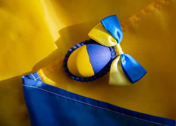 Флаге Украины Находится Куриное Пасхальное Яйцо Окрашенное Желтый Синий Цвета — стоковое фото
