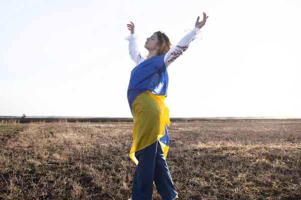 Jonge Vrouw Gehuld Gele Blauwe Oekraïense Vlag Verzoeken Hulp Aan — Stockfoto