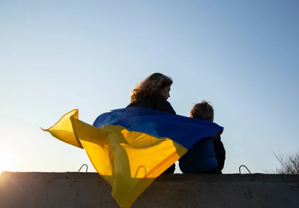 Niño Una Mujer Sientan Espaldas Atardecer Contra Cielo Con Una — Foto de Stock