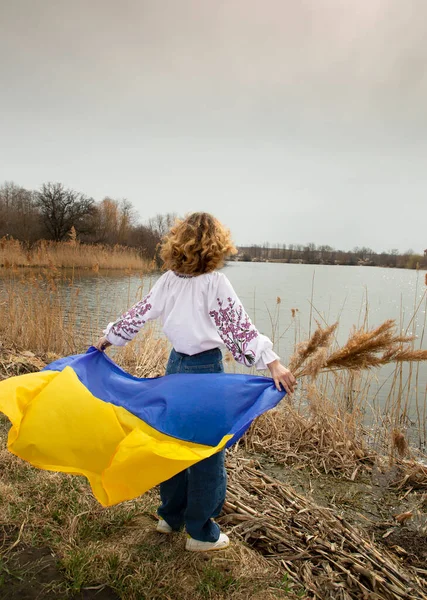 Невпізнавана Молода Жінка Стоїть Спиною Березі Озера Блакитним Жовтим Українським — стокове фото