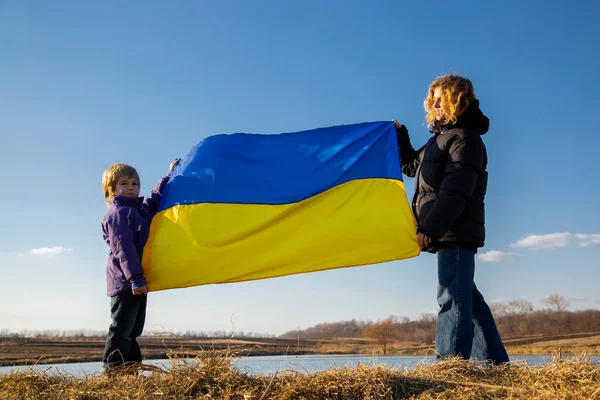 Маленький Хлопчик Жінка Стоять Біля Озера Проти Неба Розтягуючи Синьо — стокове фото