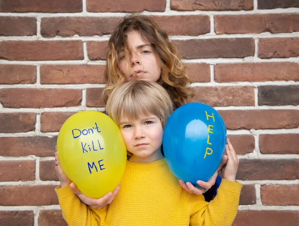 Хлопчик Доросла Дівчинка Блакитними Жовтими Кульками Написами Вбивають Мене Допомагають — стокове фото