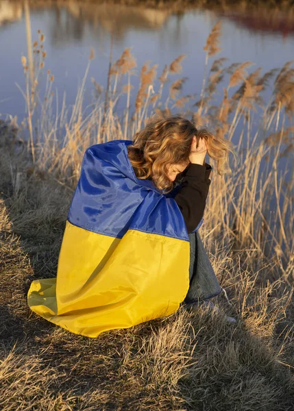 Плачучи Нещасною Молодою Патріоткою Загорнутий Український Прапор Сидить Березі Озера — стокове фото