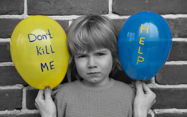 Дитина Блакитними Жовтими Кульками Яка Каже Вбивати Мене Допоможіть Діти — стокове фото