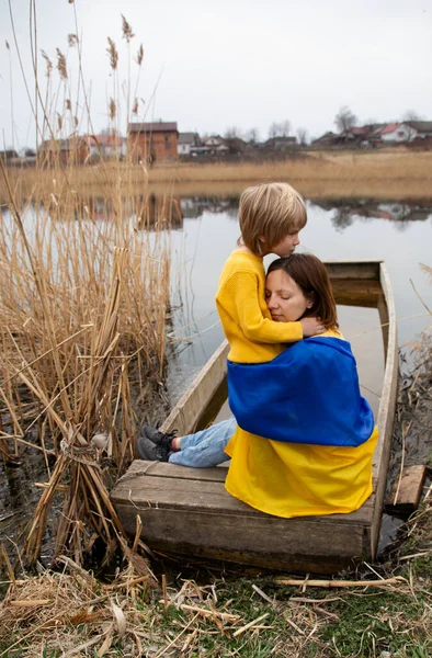 Сумний Хлопчик Жінка Обіймають Одне Одного Березі Озера Синьому Жовтому — стокове фото