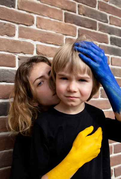 Молодая Женщина Раскрашенными Желто Голубые Цвета Украинского Флага Руками Нежно — стоковое фото