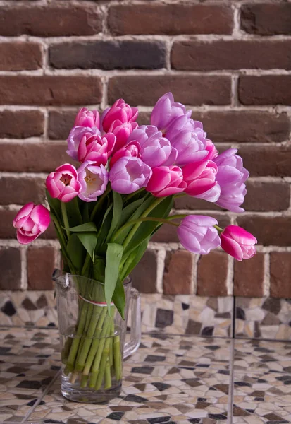 Duvarda pembe ve eflatun renkli lale çiçekleri ve fotokopi alanı. Anneler Günü hediyesi konsepti, aşkla süpriz. Neşeli bahar havası