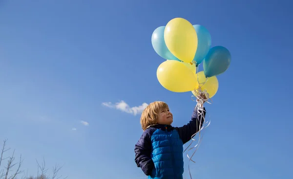 Веселий Хлопчина Дошкільнят Ловить Багато Жовтих Синіх Кульок Падають Зверху — стокове фото