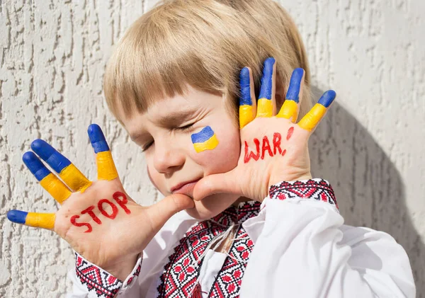 Visage Garçon Effrayé Vêtements Ukrainiens Nationaux Tient Main Devant Lui — Photo