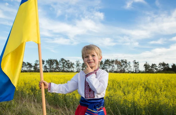 Garçon Vêtements Ukrainiens Nationaux Avec Drapeau Jaune Bleu Main Sur — Photo