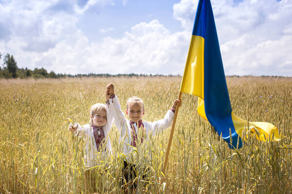 Zwei Fröhlich Lächelnde Jungen Nationalen Ukrainischen Bestickten Hemden Halten Eine — Stockfoto