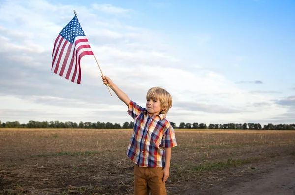 Американський Прапор Руках Ятирічного Хлопчика Вулиці День Незалежності Сполучених Штатів — стокове фото