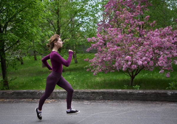Young Slender Woman Runs Spring Park Exercise Health Benefits Teenage — Fotografia de Stock