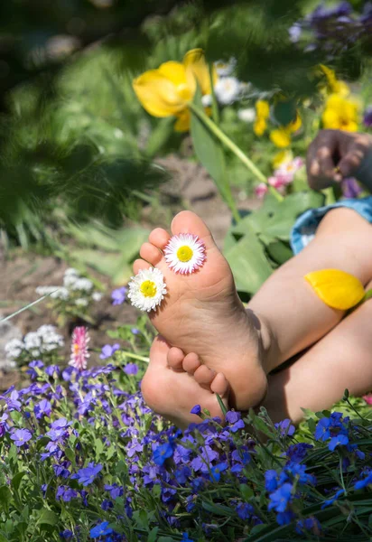 Gołe Stopy Dziecka Siedzącego Wśród Kwiatów Dwa Stokrotne Kwiaty Między — Zdjęcie stockowe