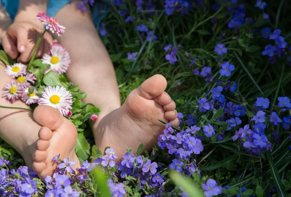 Gołe Stopy Dziecka Wśród Kwiatów Kwietniku Ogrodzie Wolność Relaks Zdrowy — Zdjęcie stockowe