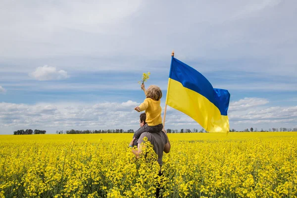 Dad His Son Sitting His Shoulders Large Satin Flag Ukraine — стокове фото