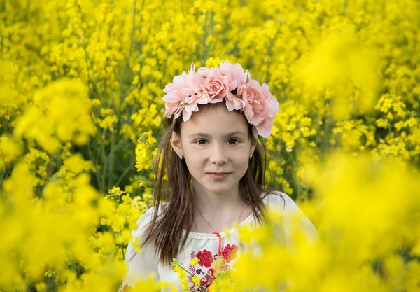 Portret Uroczej Letniej Dziewczynki Wieńcu Tradycyjna Haftowana Bluzka Pośród Żółtego — Zdjęcie stockowe