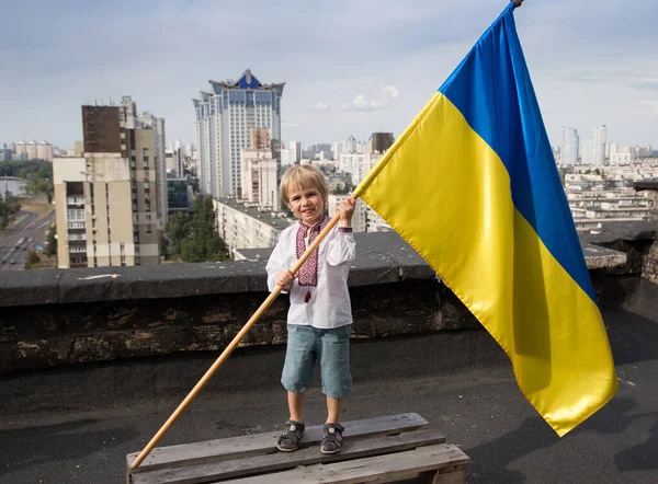 Хлопець Вишитій Сорочці Стоїть Даху Тримає Великий Український Прапор Тлі — стокове фото