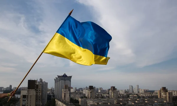Тлі Міського Пейзажу Нависає Великий Український Прапор Над Дахами Будинків — стокове фото