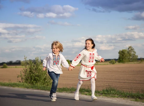Украинские Ребята Мальчик Девочка Лет Национальной Вышитой Одежде Радостно Держась — стоковое фото