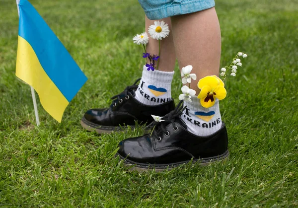 Pieds Garçon Patriote Chaussures Chaussettes Noires Avec Inscription Aime Ukraine — Photo