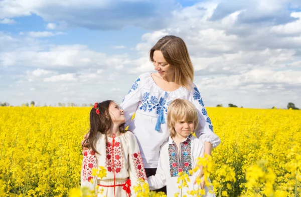 Счастливая Украинская Семья Мать Сын Дочь Вышитых Блузках Стоят Среди — стоковое фото