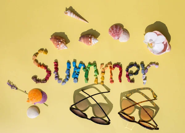Leuchtender Schriftzug Sommer Aus Bunten Meeressteinen Muscheln Und Sonnenbrillen Auf — Stockfoto