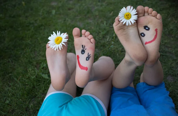 Visages Souriants Peints Sur Les Pieds Nus Deux Enfants Short — Photo