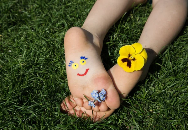 Smiling Face Painted Children Bare Feet Yellow Blue Flowers Children — Stock Photo, Image