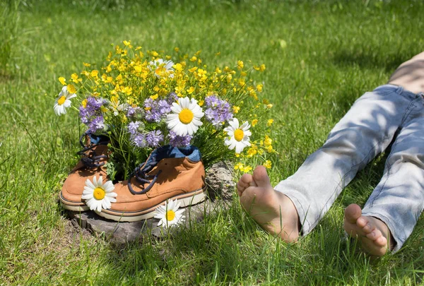 Коричневе Взуття Букетом Диких Квітів Дитина Відпочиває Траві Неподалік Квітковий — стокове фото