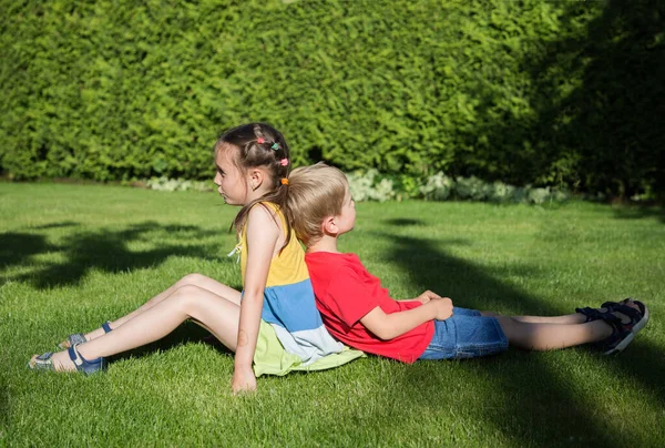 Garçon Une Fille Ans Sont Assis Dos Dos Sur Herbe — Photo