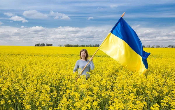 Жінка Великим Атласним Жовтим Синім Прапором України Серед Квітучого Поля — стокове фото