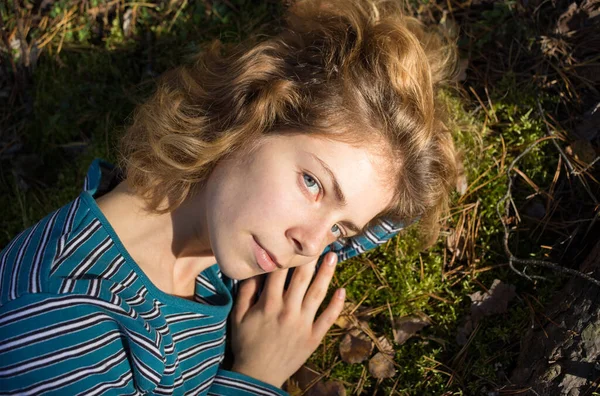 Вродлива Молода Річна Жінка Лежить Зеленому Моху Лісі Насолоджуючись Сонячним — стокове фото
