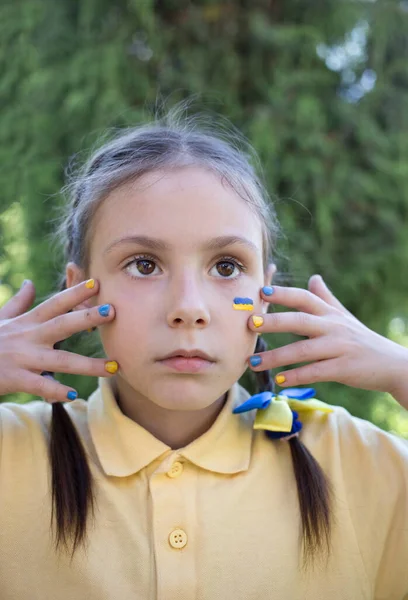 Крупным Планом Лицо Девушки Нарисованным Флагом Украины Щеке Окрашенными Желтыми — стоковое фото