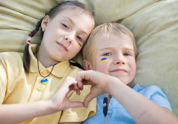 Civilians Ukrainian Children Refugees Boy Girl Yellow Blue Shirt Hands — Stock Photo, Image