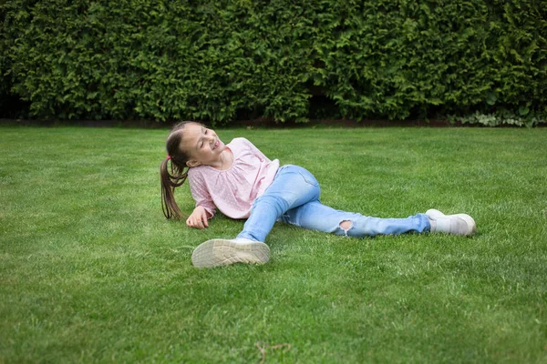 Happy Pretty Girl Years Old Jeans Lies Lawn City Park — Stock Photo, Image