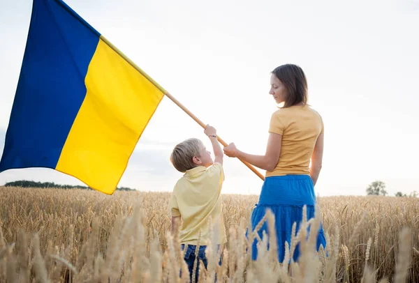 Mère Avec Fils Avec Grand Drapeau Ukraine Dans Les Mains — Photo