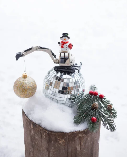 Модель Іграшкового Металевого Екскаватора Мініатюрний Сніговик Стоїть Дзеркальному Ячі Різдвяний — стокове фото