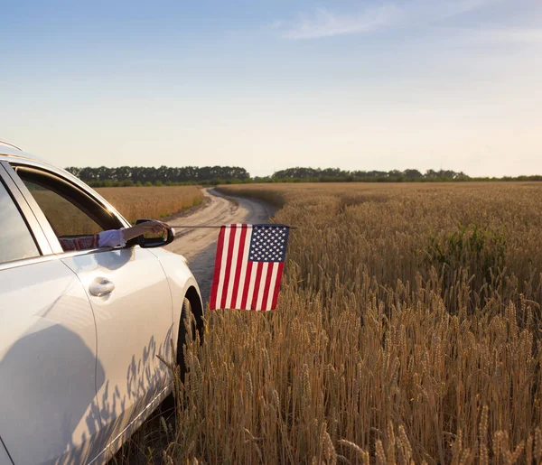 American Flag Hanging Out Car Window Front Ripe Wheat Field — Foto Stock
