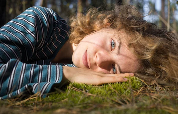 Мила Дівчина Підліток Лежить Зеленому Моху Лісі Насолоджуючись Сонячним Днем — стокове фото