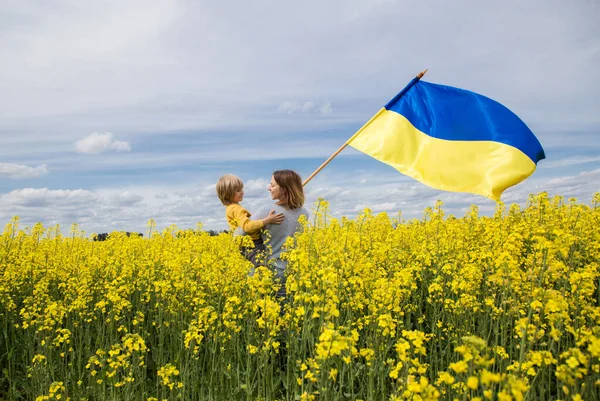 Мати Сином Руках Великим Атласним Прапором України Стоїть Квітучому Жовтому — стокове фото