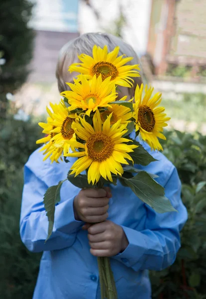 Bouquet Yellow Sunflowers Hands Unrecognizable Boy Blue Shirt Patriotic Gift — Stock Fotó