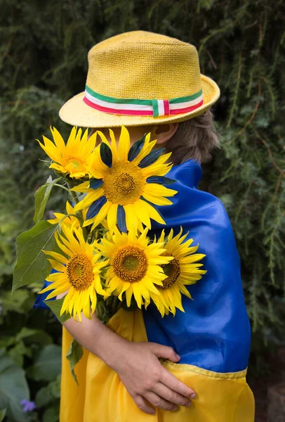 Bouquet Yellow Sunflowers Hands Unrecognizable Boy Wrapped Flag Ukraine His — Stock Fotó