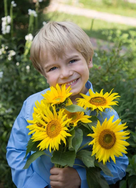 Smiling Boy Blue Shirt Bouquet Yellow Sunflowers His Hands Patriotic — Foto de Stock