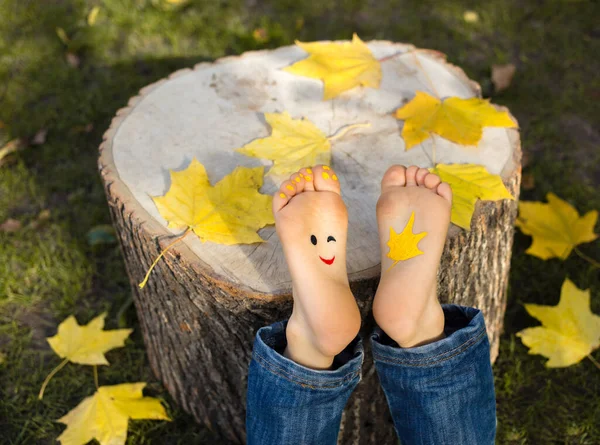 Bright Yellow Autumn Leaves Stump Painted Smile Bare Feet Toddler — Foto Stock