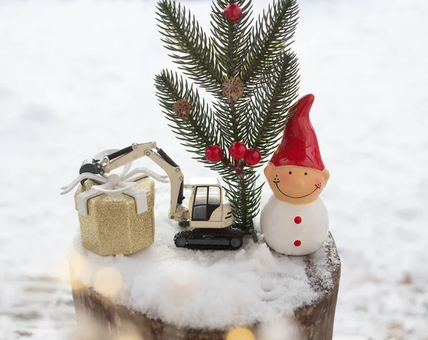 Miniatură Jucărie Construcție Excavator Figurină Suvenir Elf Ramură Conifere Stand — Fotografie, imagine de stoc