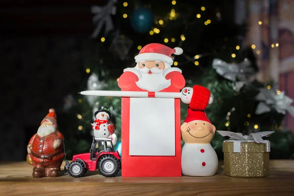 Jucărie Miniatură Tractor Roșu Figurine Suveniruri Zăpadă Moș Crăciun Notebook — Fotografie, imagine de stoc